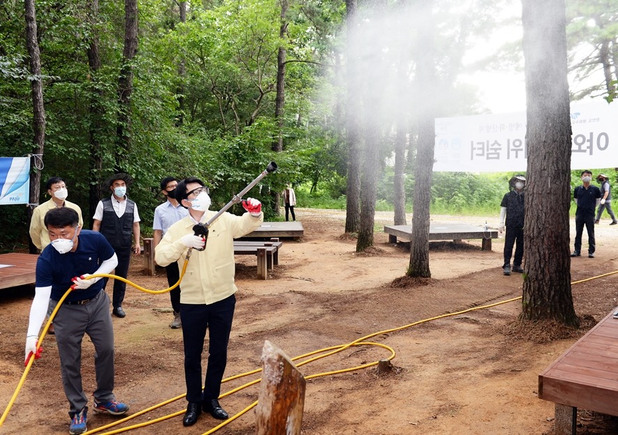야외 무더위쉼터에서 방제 활동중인 최종환 파주시장